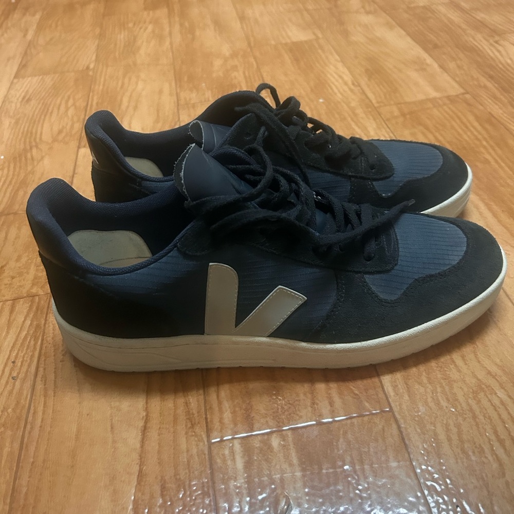 Veja Men's Navy and White Sneakers